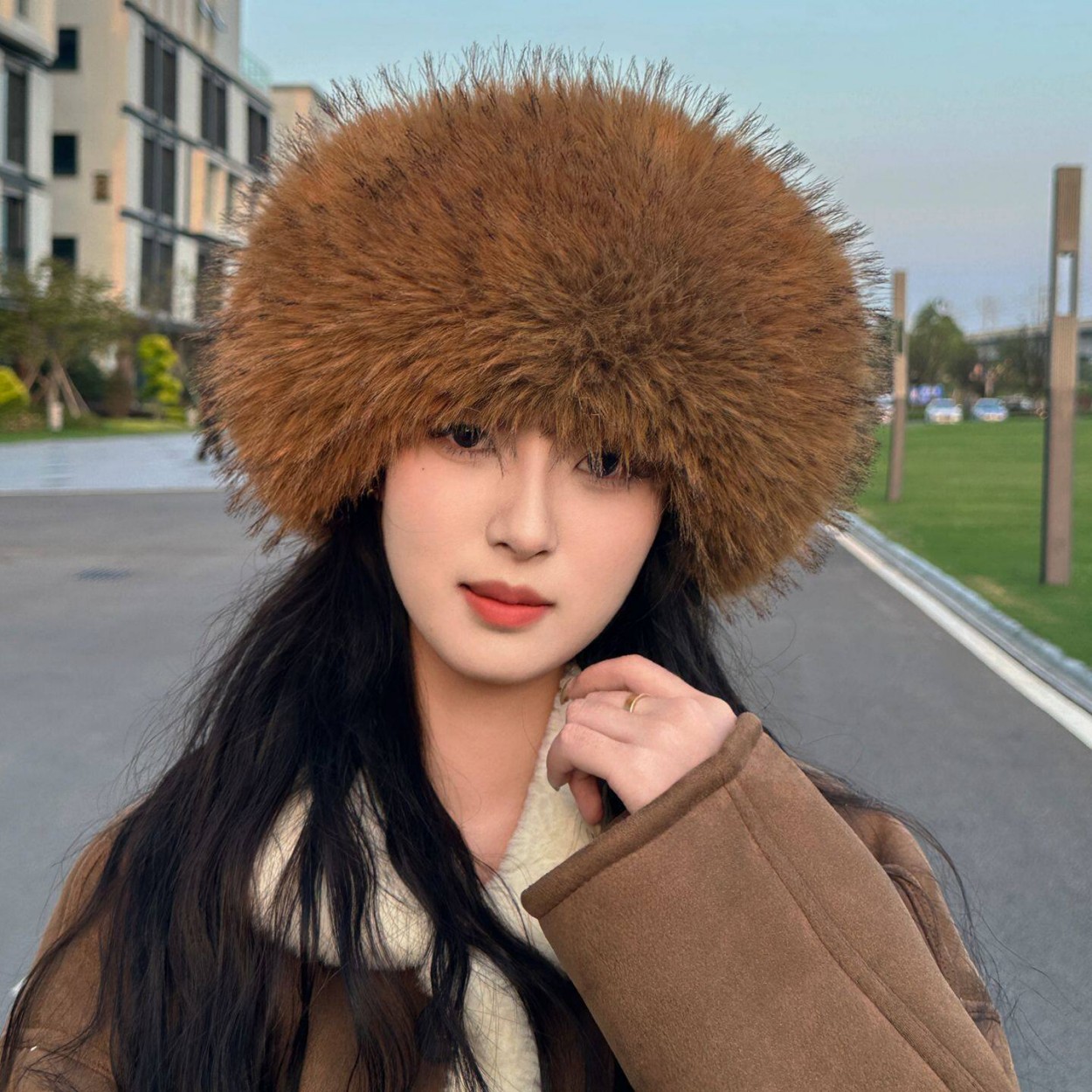 Knit Beanie Hat Warm - หมวกทรงกลมเปิดด้านบนทำจากขนเฟอร์เทียมนุ่มสบาย ให้ความอบอุ่นและหนานุ่ม หมวกแฟชั่นสำหรับใช้งานในชีวิตประจำวันกลางแจ้ง พร้อมสายคาดศีรษะสำหรับผู้หญิง